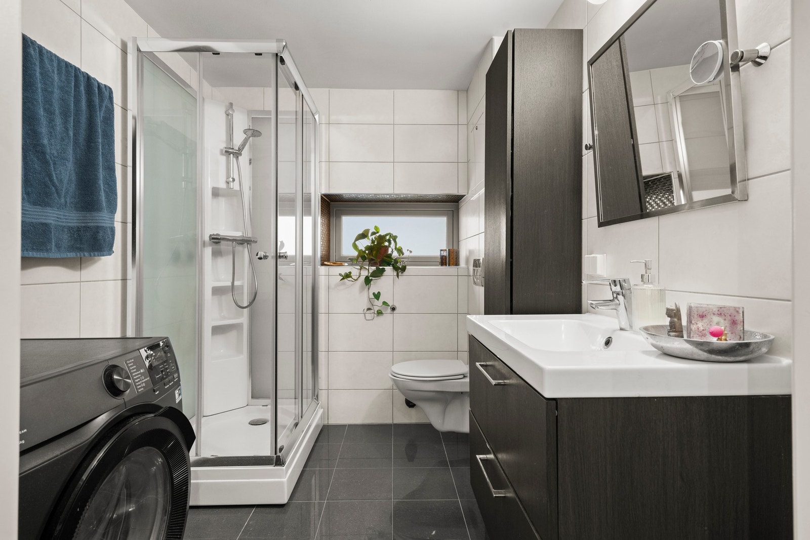 Pent flislagt baderom fra 2011 med varmekabler Galleribilde