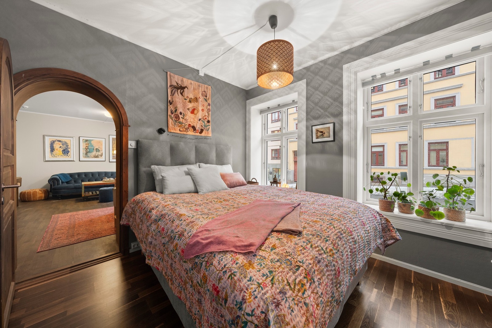 Romslig hovedsoverom med adkomst fra stuen. Her er det god plass til dobbeltseng og garderobeløsning som gir rikelig med oppbevaring Galleribilde