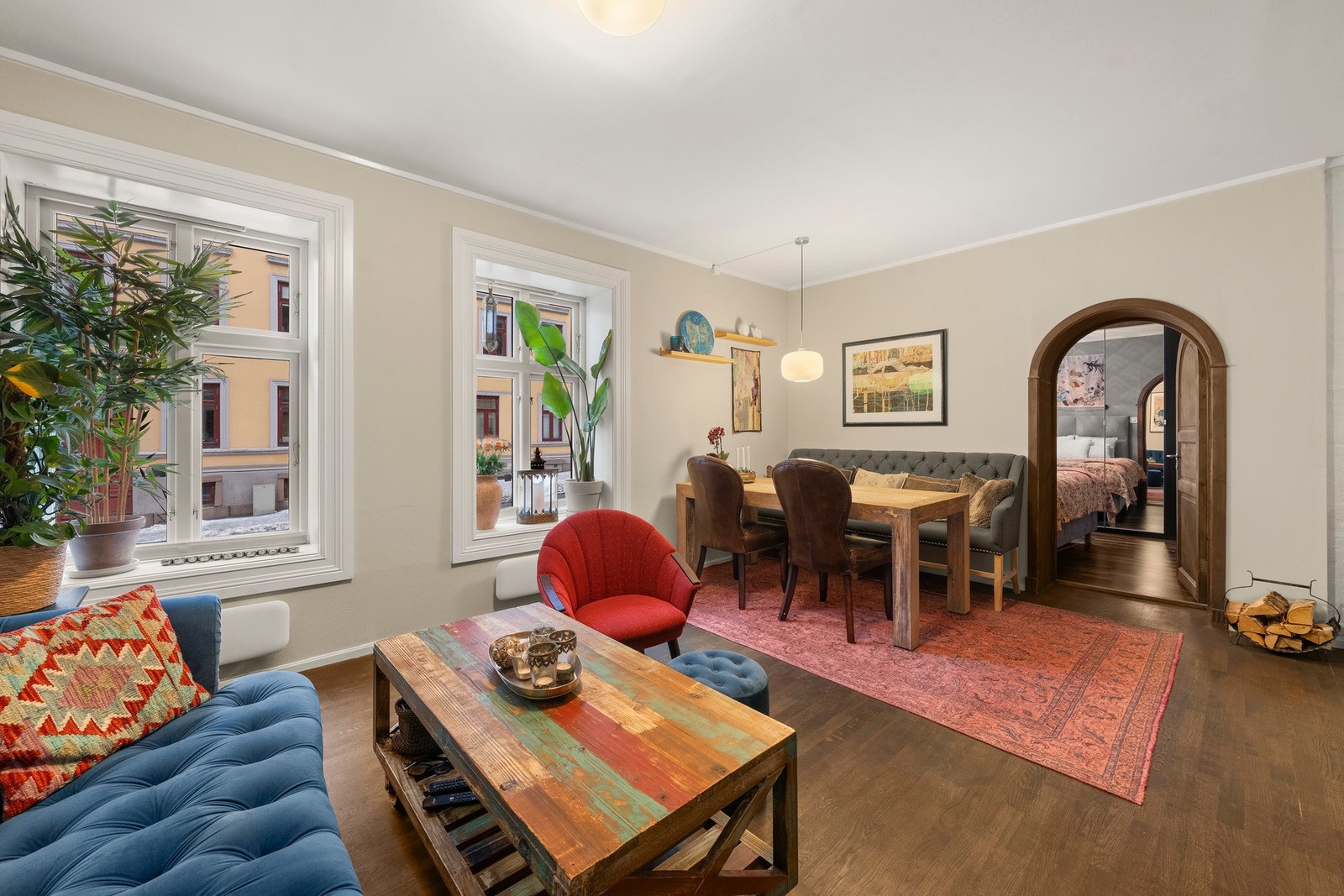 Lys og tiltalende stue med flere store vindusflater som slipper inn rikelig med naturlig lys Galleribilde