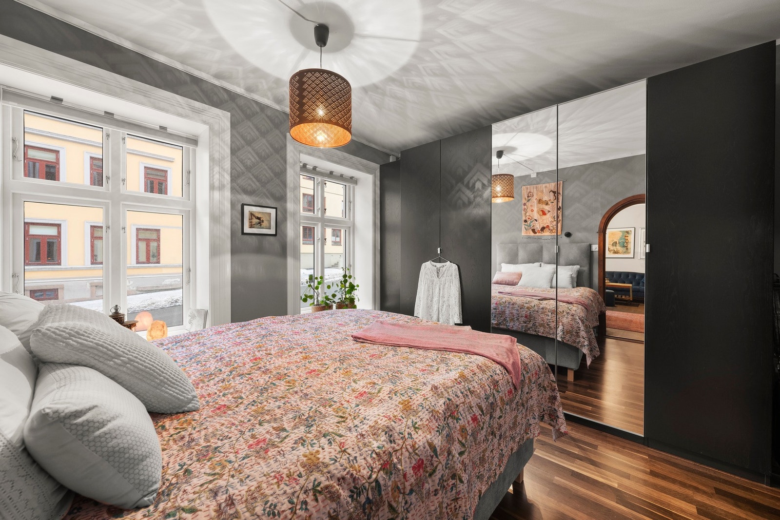 I tillegg har rommet en praktisk åpent kott som gir ekstra lagringsplass Galleribilde