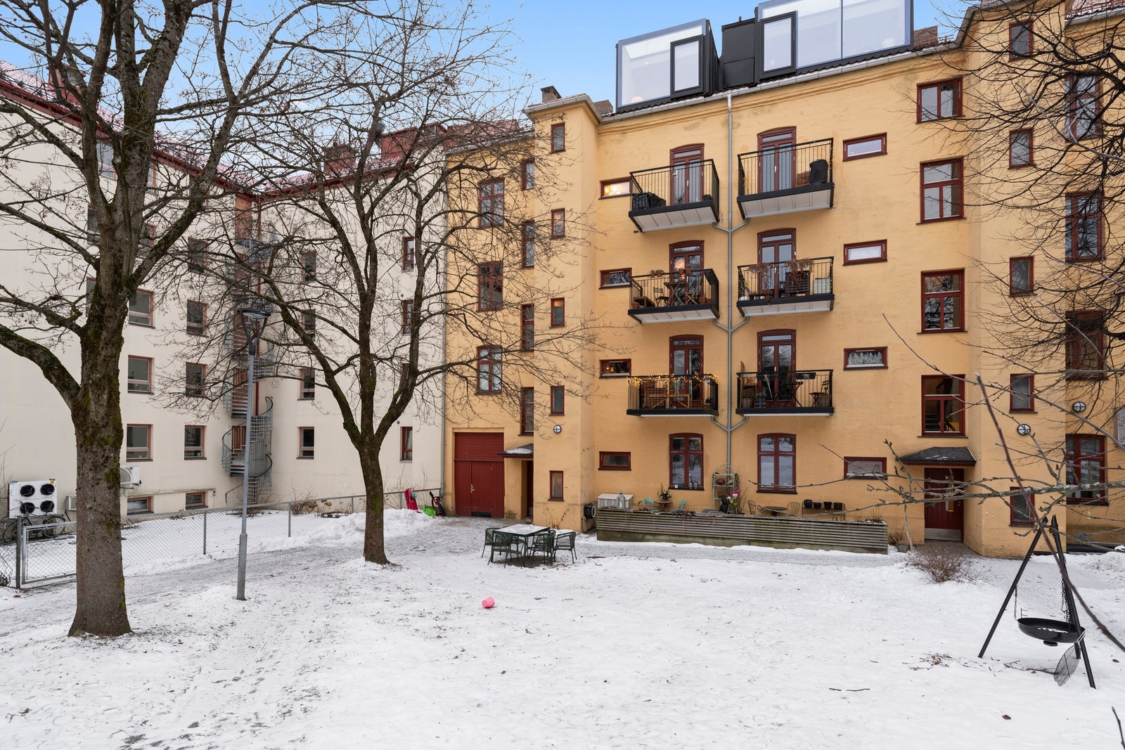 Leiligheten ligger i populære Olsenbården borettslag med idyllisk gårdsrom med grøntarealer, sittegrupper, felles grill og lekeapparater. Galleribilde