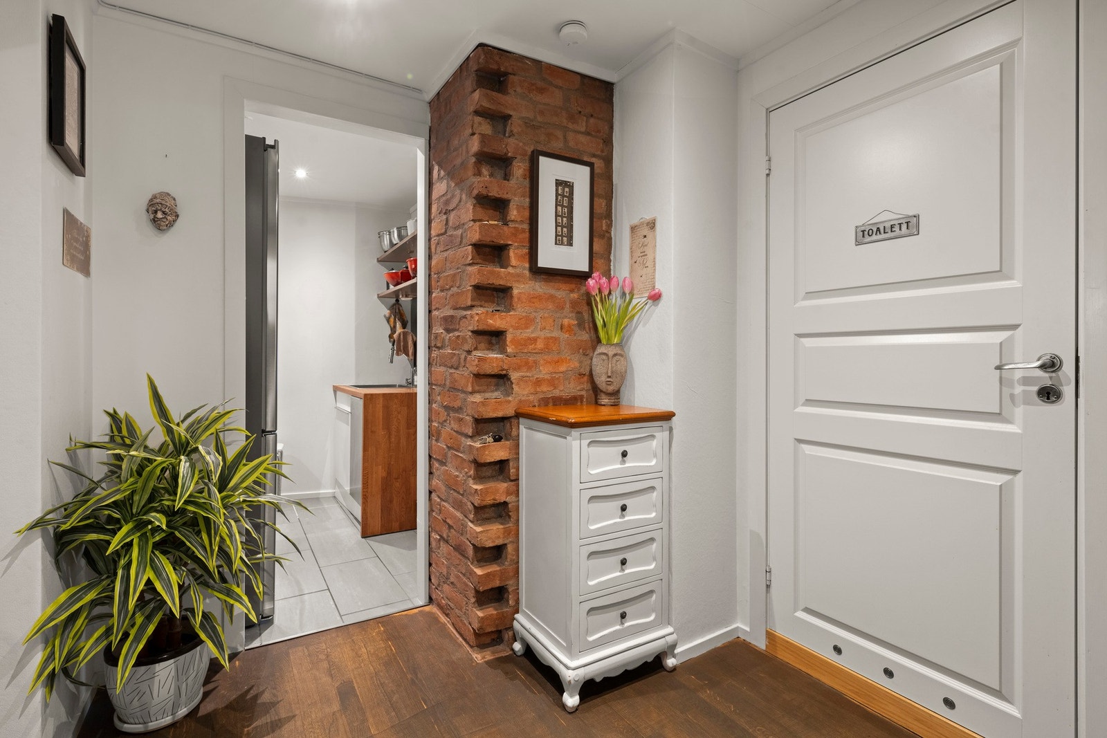 Gode lagrings muligheter innvendig i leiligheten, samt i 3 boder på til sammen 16 kvm (Kjeller, loft og oppgang) Galleribilde