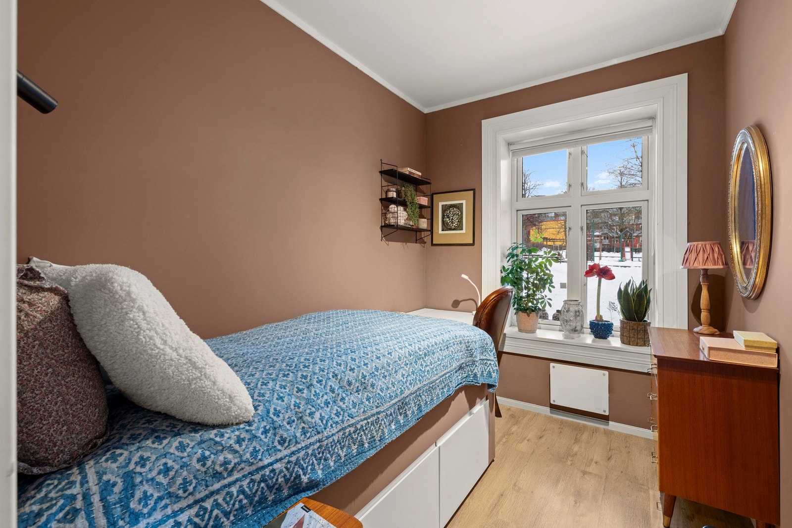 Leilighetens andre soverom har inngang fra kjøkkenet og vender mot bakgård og markterrasse. Rommet har fleksible løsninger som passer ulike behov Galleribilde