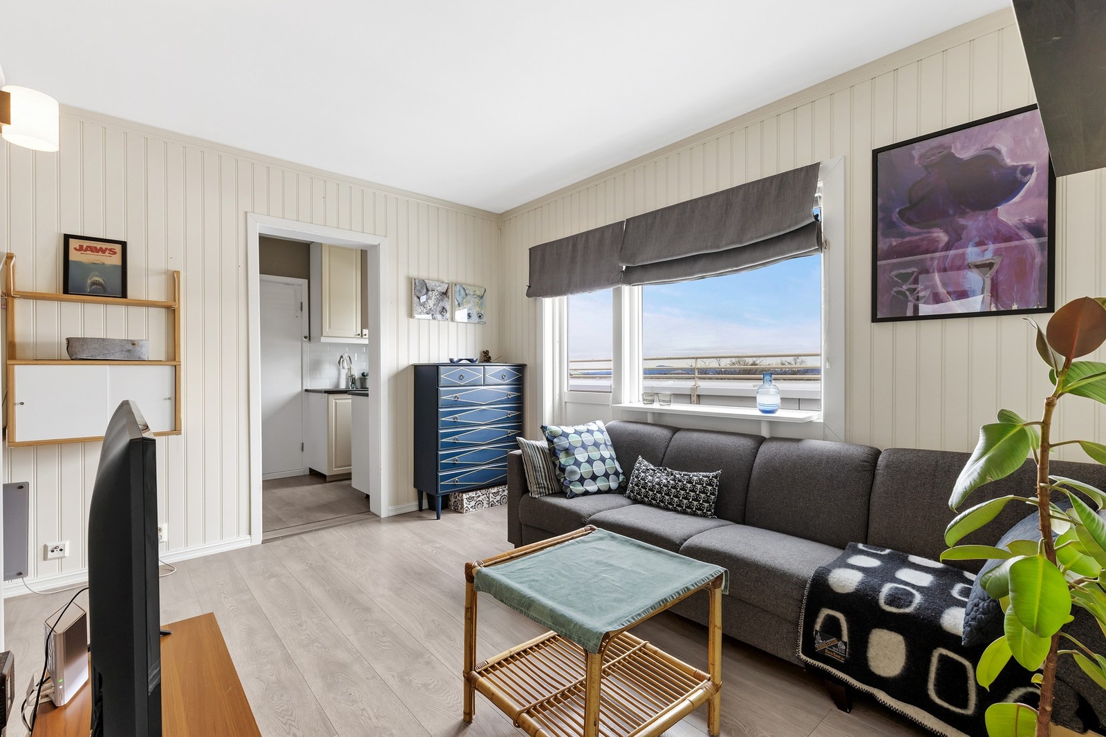 Stue med god plass til sofakrok. Galleribilde