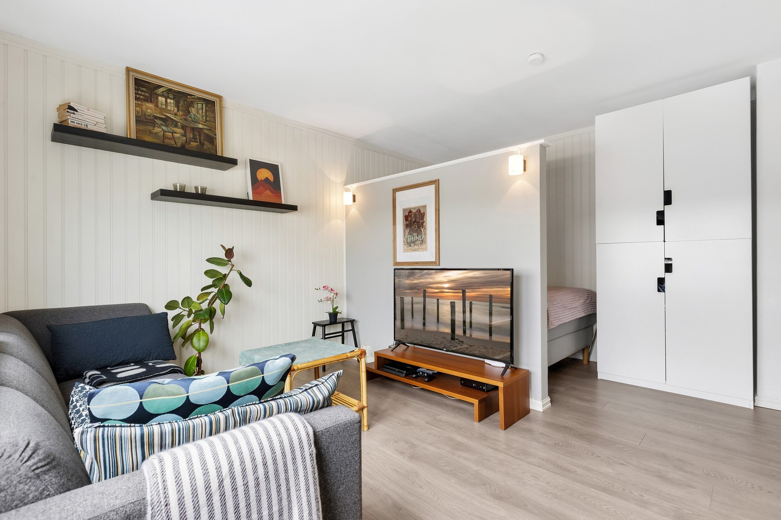 På stuen er det satt opp en vegg mot sovealkoven. Galleribilde