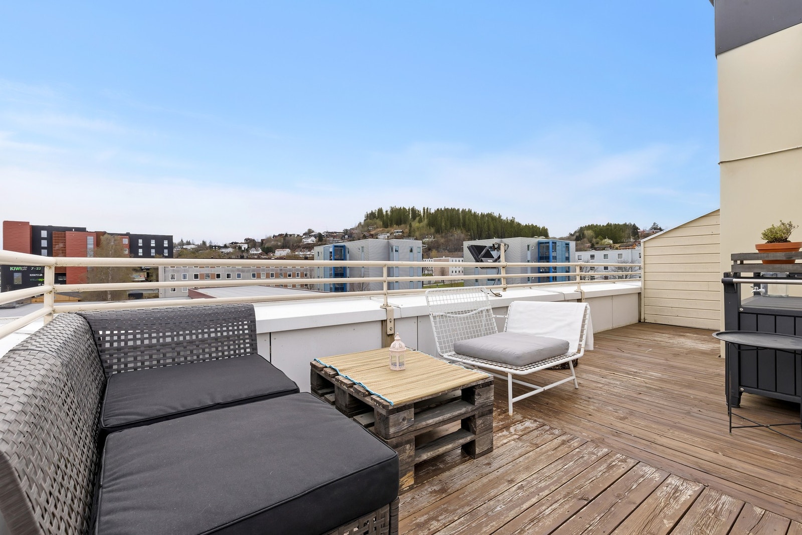 Stuen forlenges i en stor takterrasse med ypperlige sol- og utsiktsforhold. Galleribilde