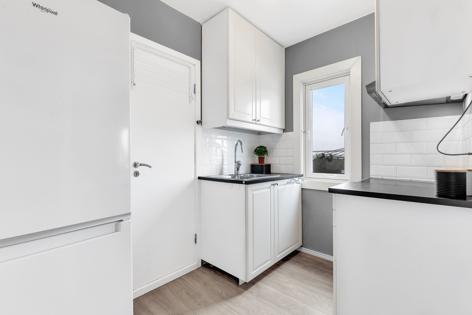 Videre er det bad innenfor kjøkkenet. Galleribilde