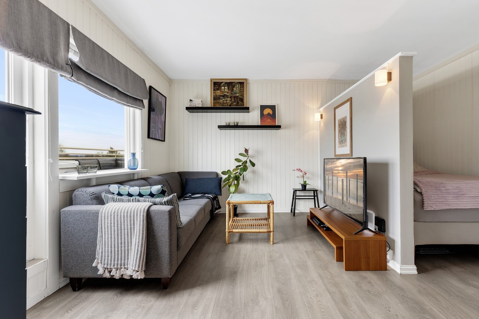 Leiligheten har tilgang på borettslagets felles grøntareal og lagringsplass i to kjellerboder. Galleribilde