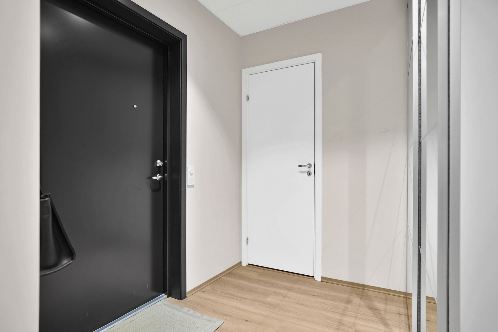 Vel inne blir man møtt av en lys entré. Galleribilde