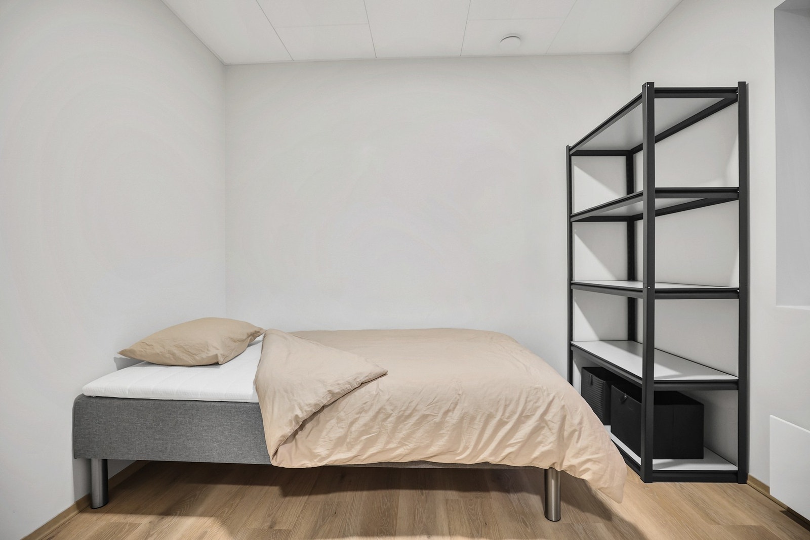 Det andre soverommet har god plass til seng, nattbord og annet ønsket møblement. Galleribilde