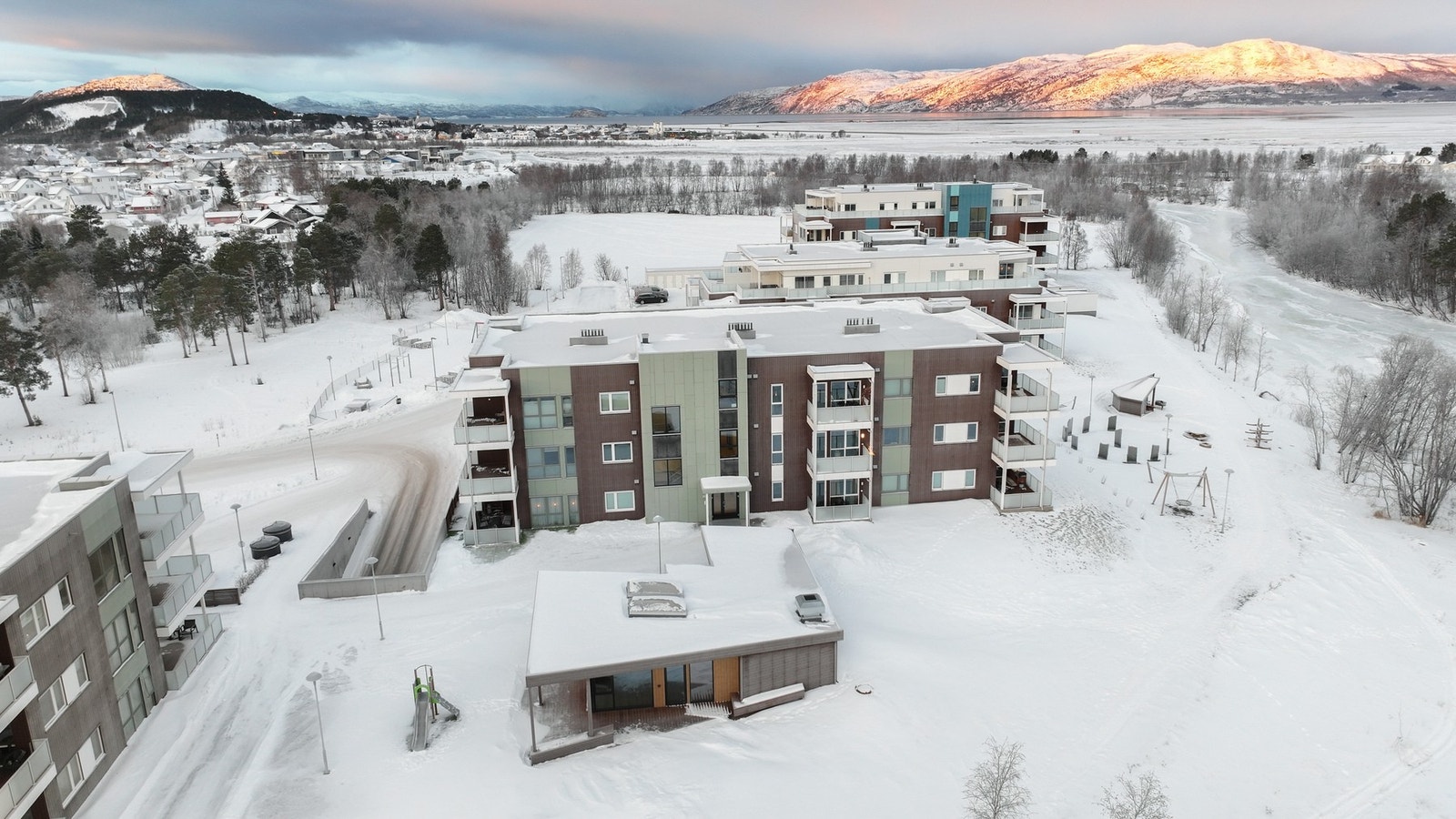 I Sentrum er det bl.a. badeland, kino, bibliotek, treningssenter og Nordlyskatedralen med sin unike arkitektur. Galleribilde
