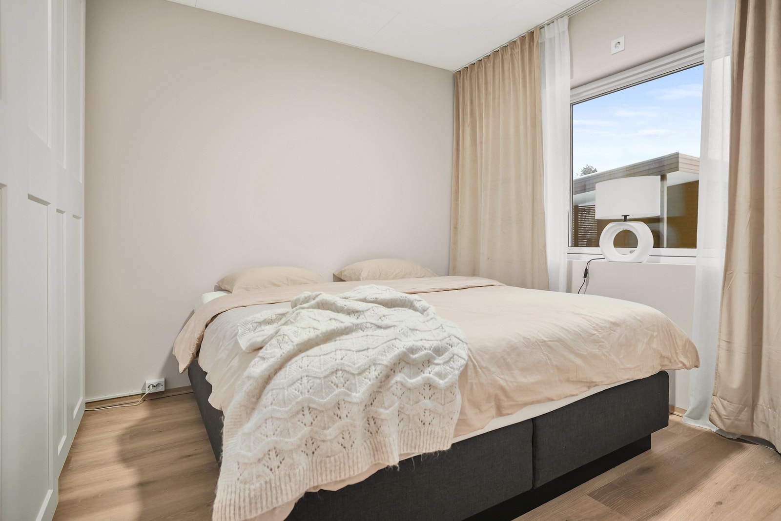 Dette soverommet har god plass til dobbeltseng, nattbord på hver side og garderobeløsning. Galleribilde