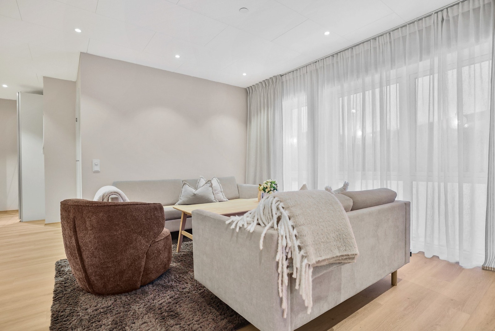 Det er store vindusflater som gir rikelig med naturlig lysinnslipp. Galleribilde