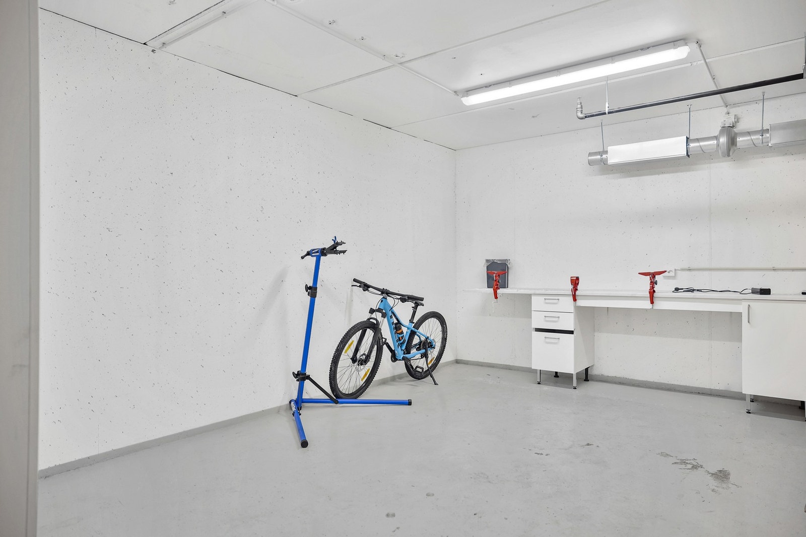 Felles sykkel- og skibod. Galleribilde