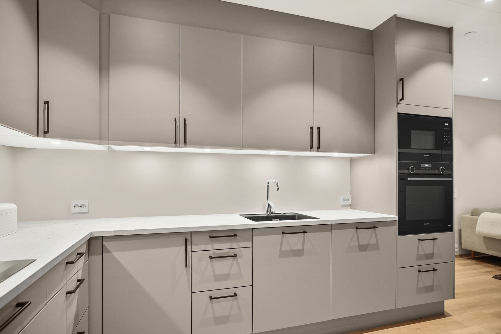 Det er integrert stekeovn, platetopp, oppvaskmaskin, mikrobølgeovn og kjøleskap med fryser. Galleribilde