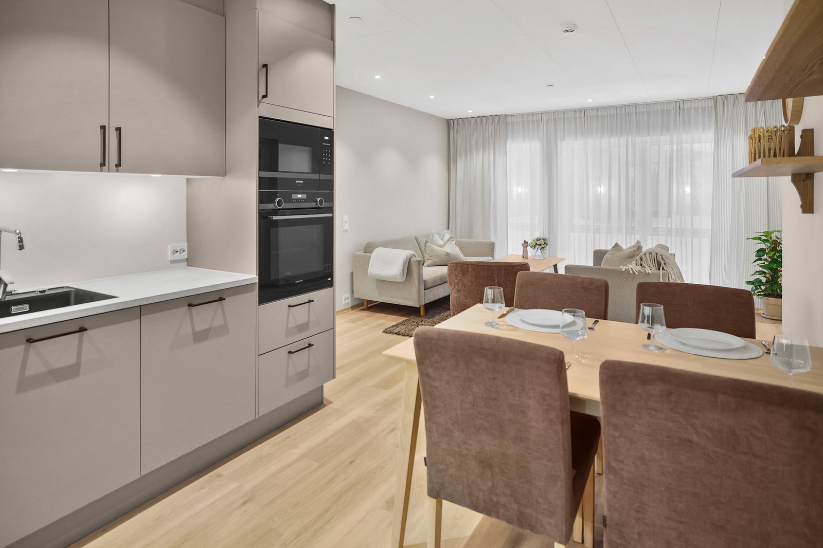 Her er det fint plass til en spisebord med tilhørende stoler - et naturlig samlingspunkt for hyggelige måltider. Galleribilde