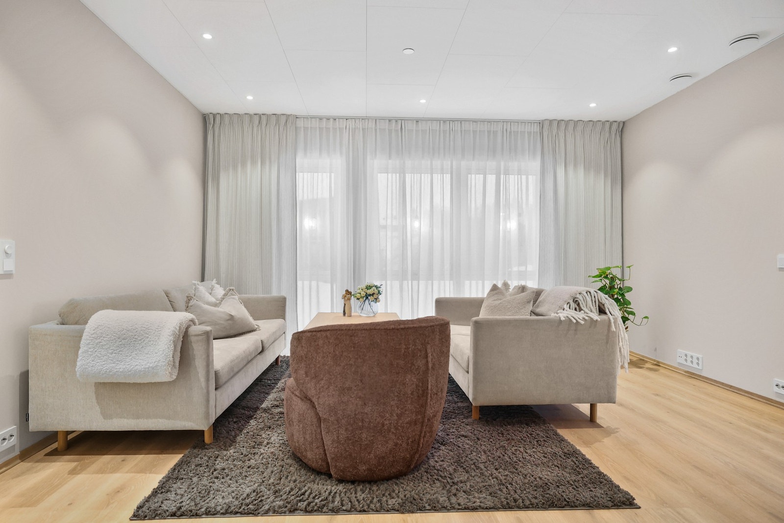 Her er det god plass til en sofagruppe og TV med tilhørende møblement. Galleribilde