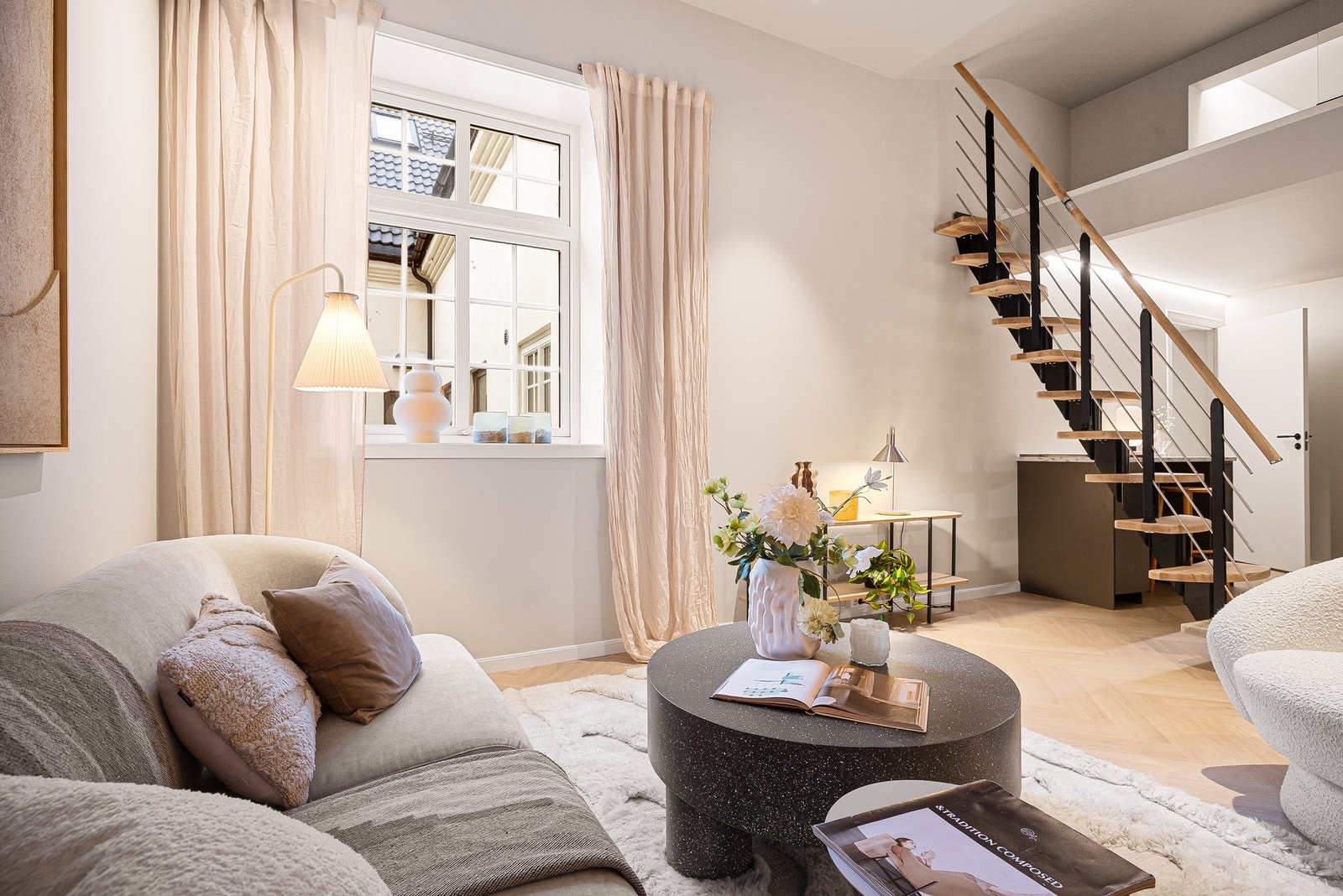 - Det er lagt lekker fiskebeins klikkvinyl på gulvene, kjent for sine slitesterke kvaliteter - Galleribilde