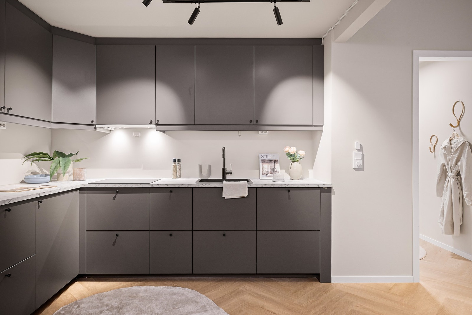 - Kjøkkenet inneholder vinskap, kjøl/fryseskap, oppvaskmaskin, komfyr, platetopp, vannstoppesystem og komfyrvakt - Galleribilde