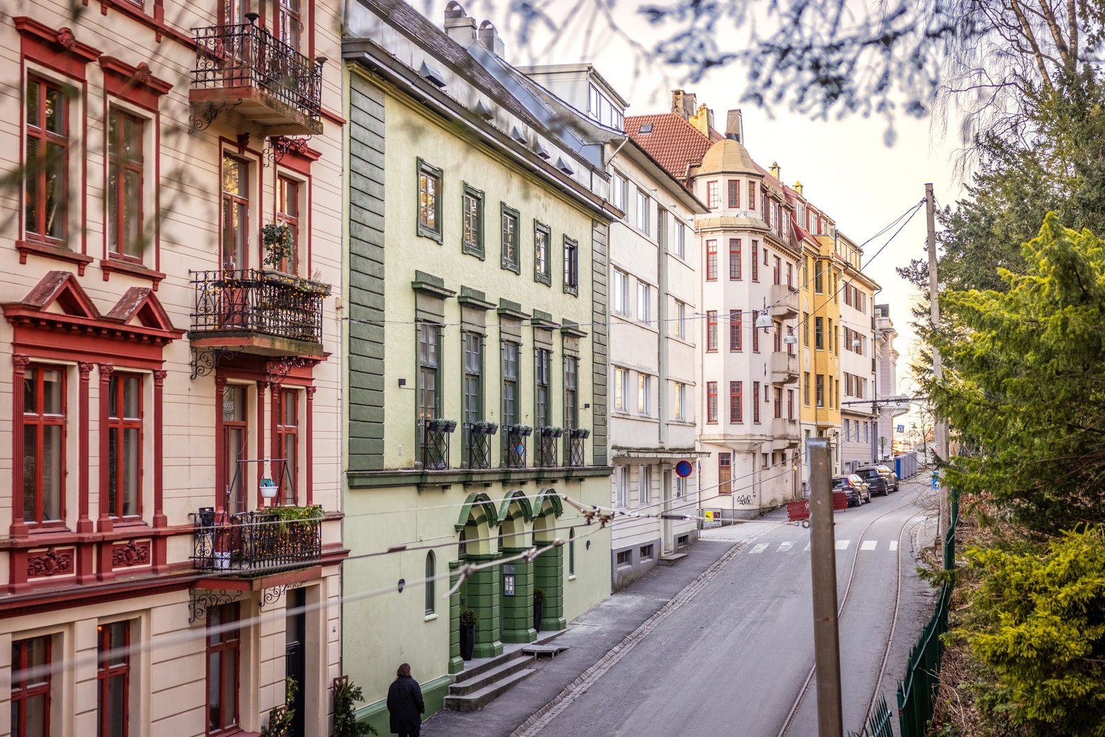 - Nygårdsparken er nærmeste nabo til leiligheten, og her er det fantastisk å nyte finværsdagene - Galleribilde