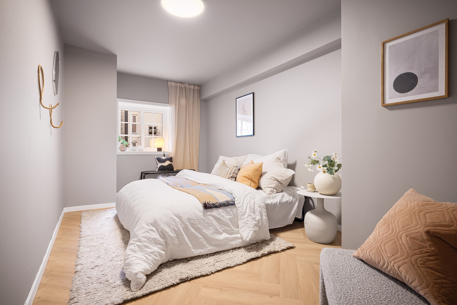 - Soverommet er romslig med god plass til garderobeløsning - Galleribilde