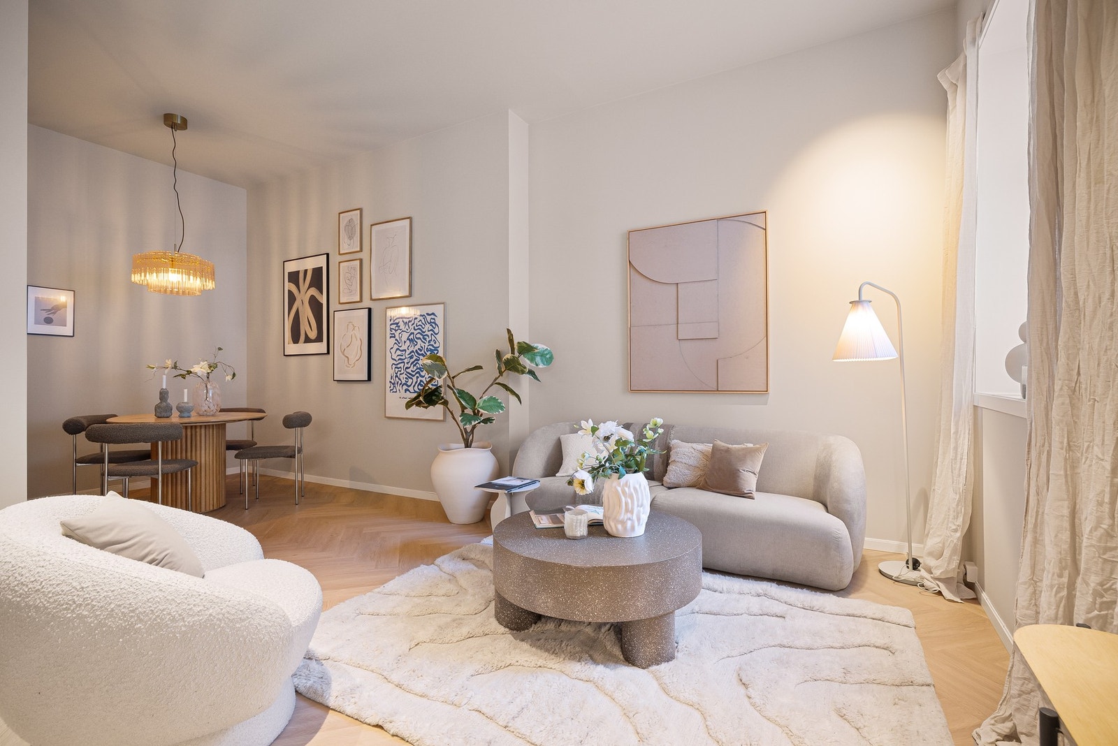 - Meget romslig stue med plass til stor sofa- og spisegruppe - Galleribilde