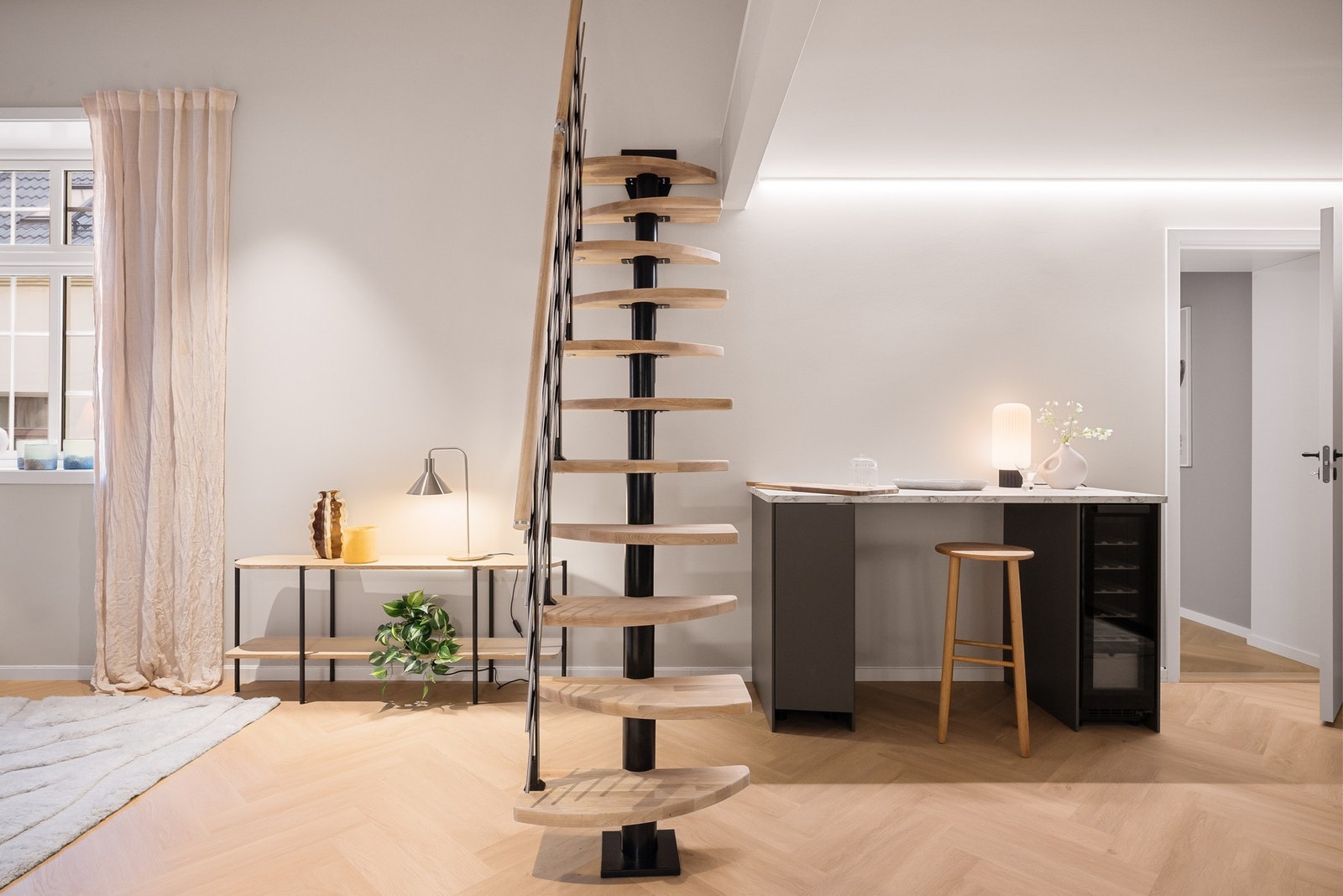 - Arbeidsbenk med både vinskap og oppbevaring under benkeplate - Galleribilde