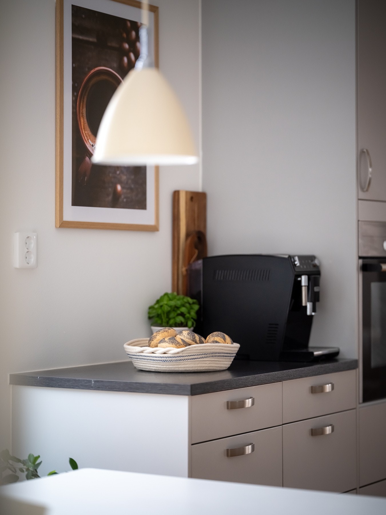 Over benk er det lagt fliser på en vegg, i tillegg til at det er montert lys og stikkontakt under overskap. Galleribilde