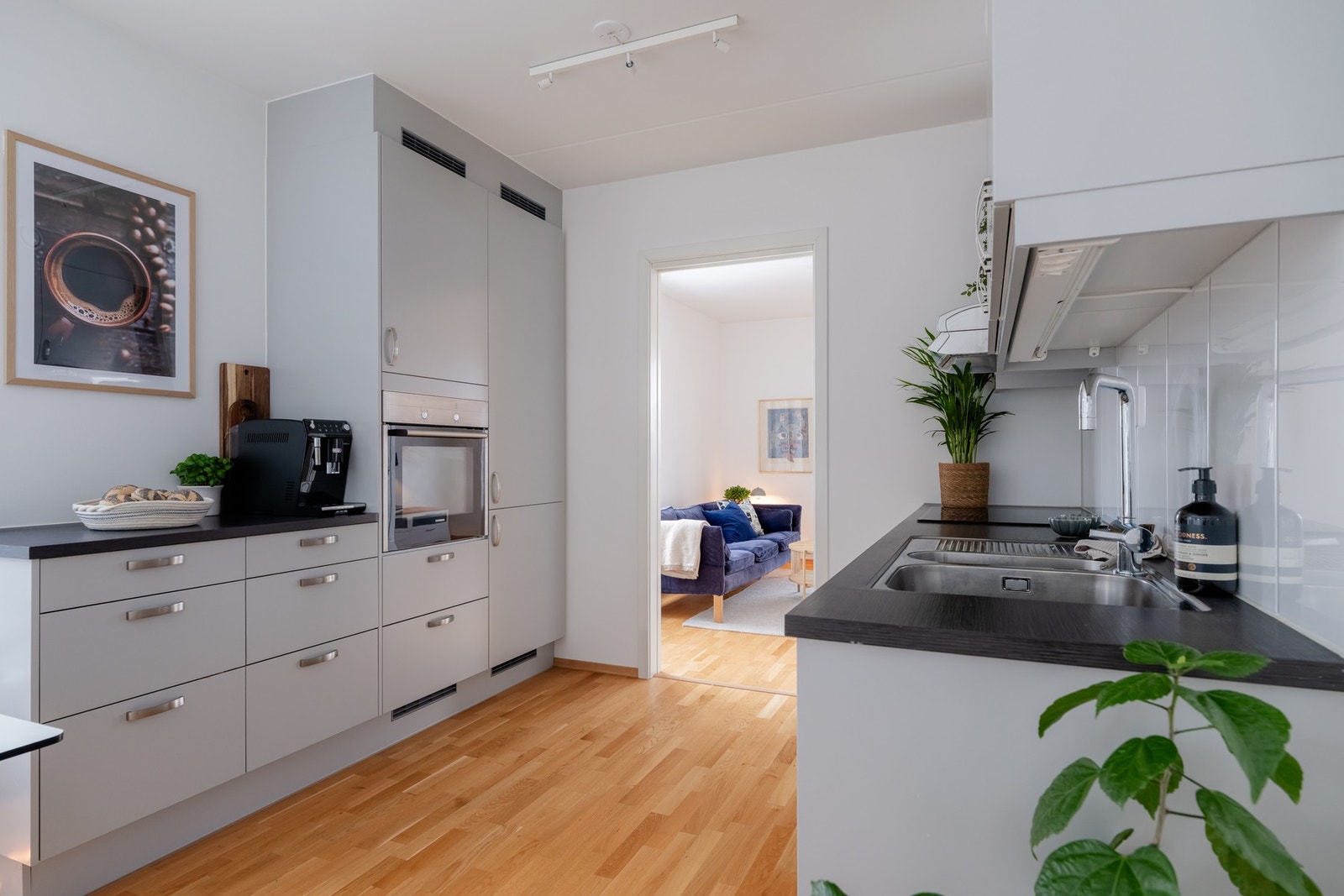 Boligens separate kjøkken er romslig og innbydende. Galleribilde