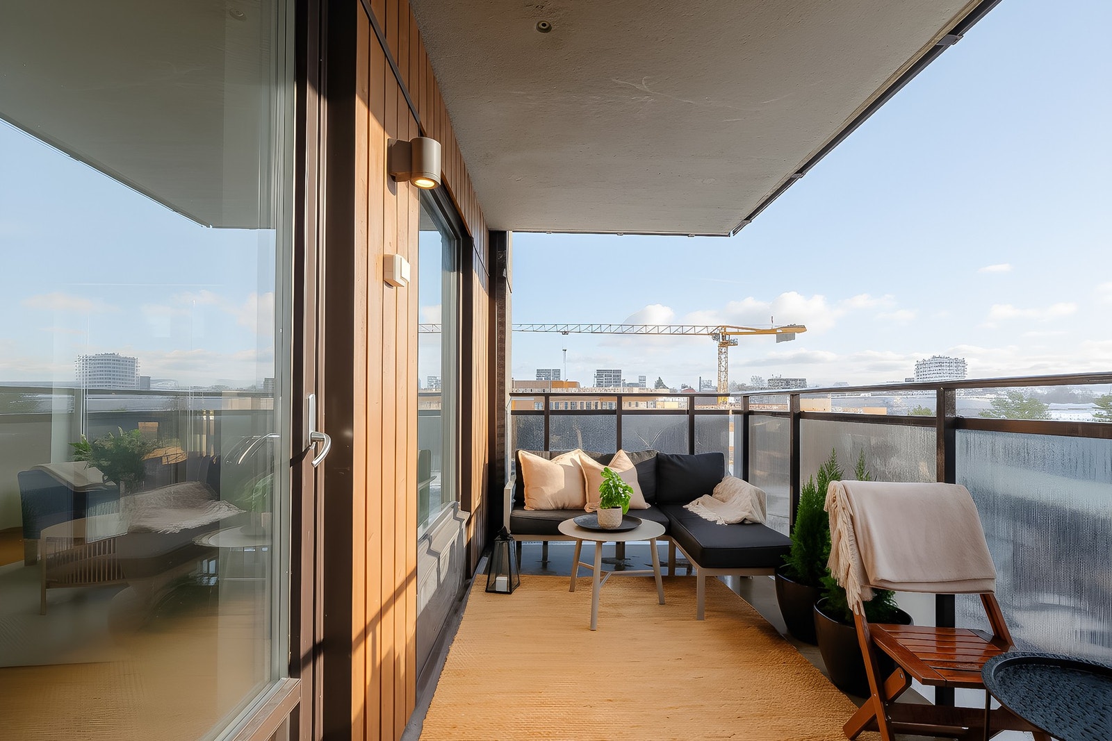 Det er god plass til balkongmøblement, grill og beplantning. I sameiet er det tillatt med elektrisk og gassgrill. Galleribilde