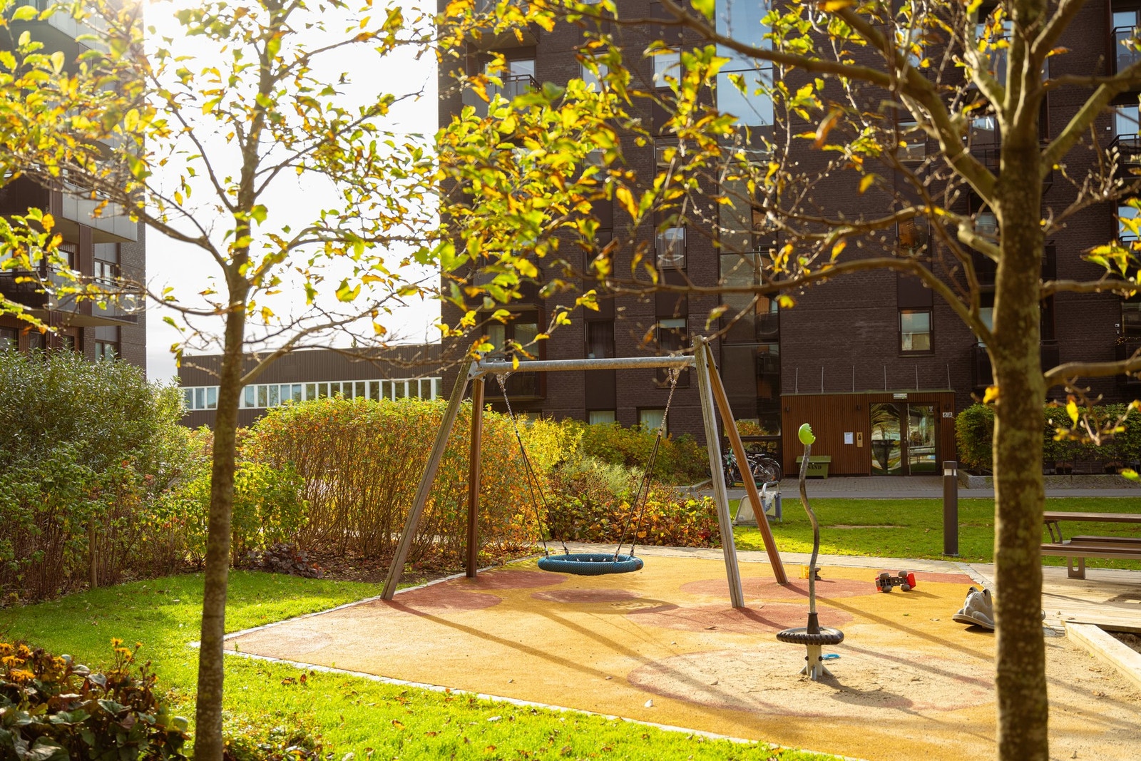 Fine uteområder med beplantning og lekeplass. Galleribilde