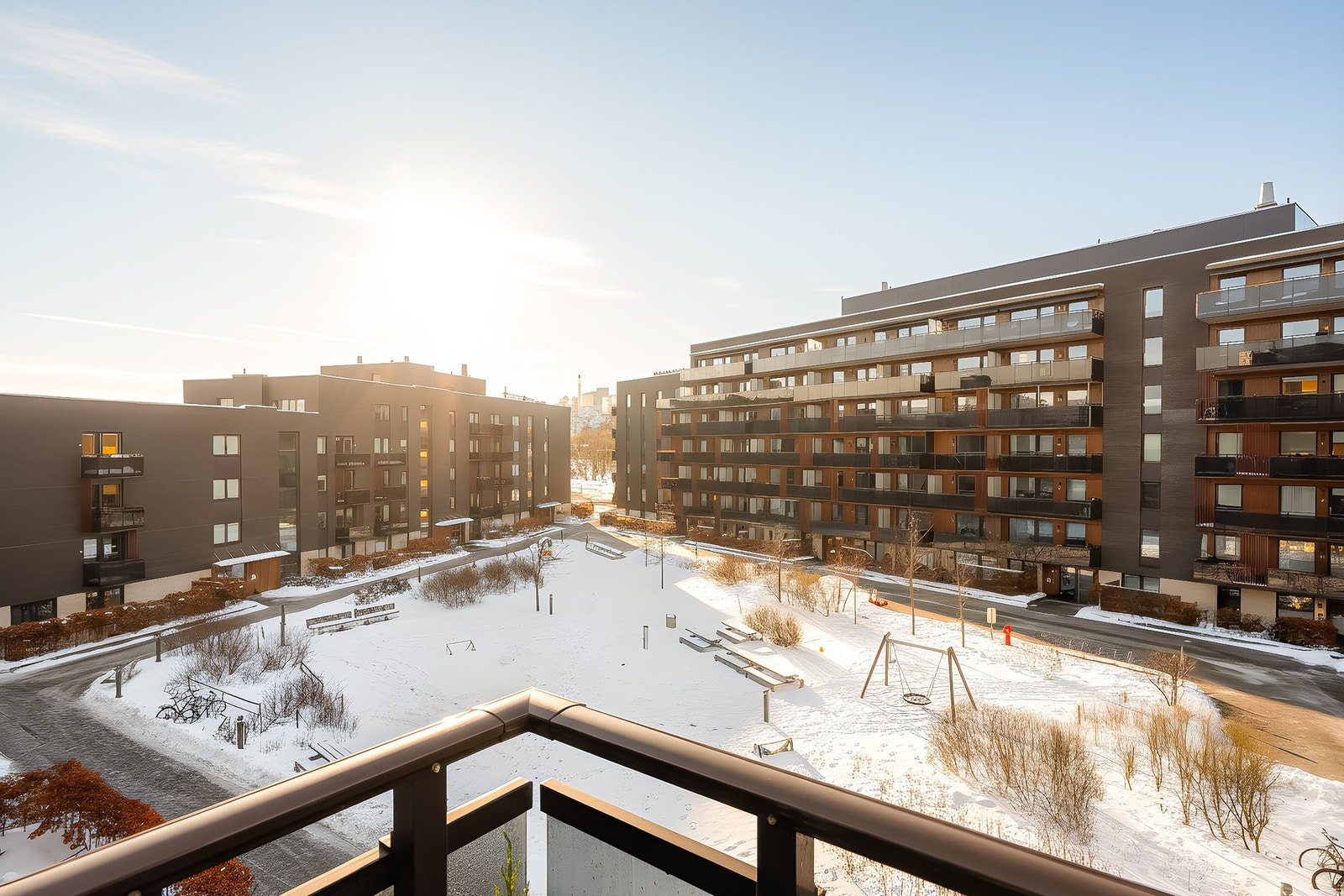 Hyggelig utsyn mot sameiets fellesområder. Galleribilde