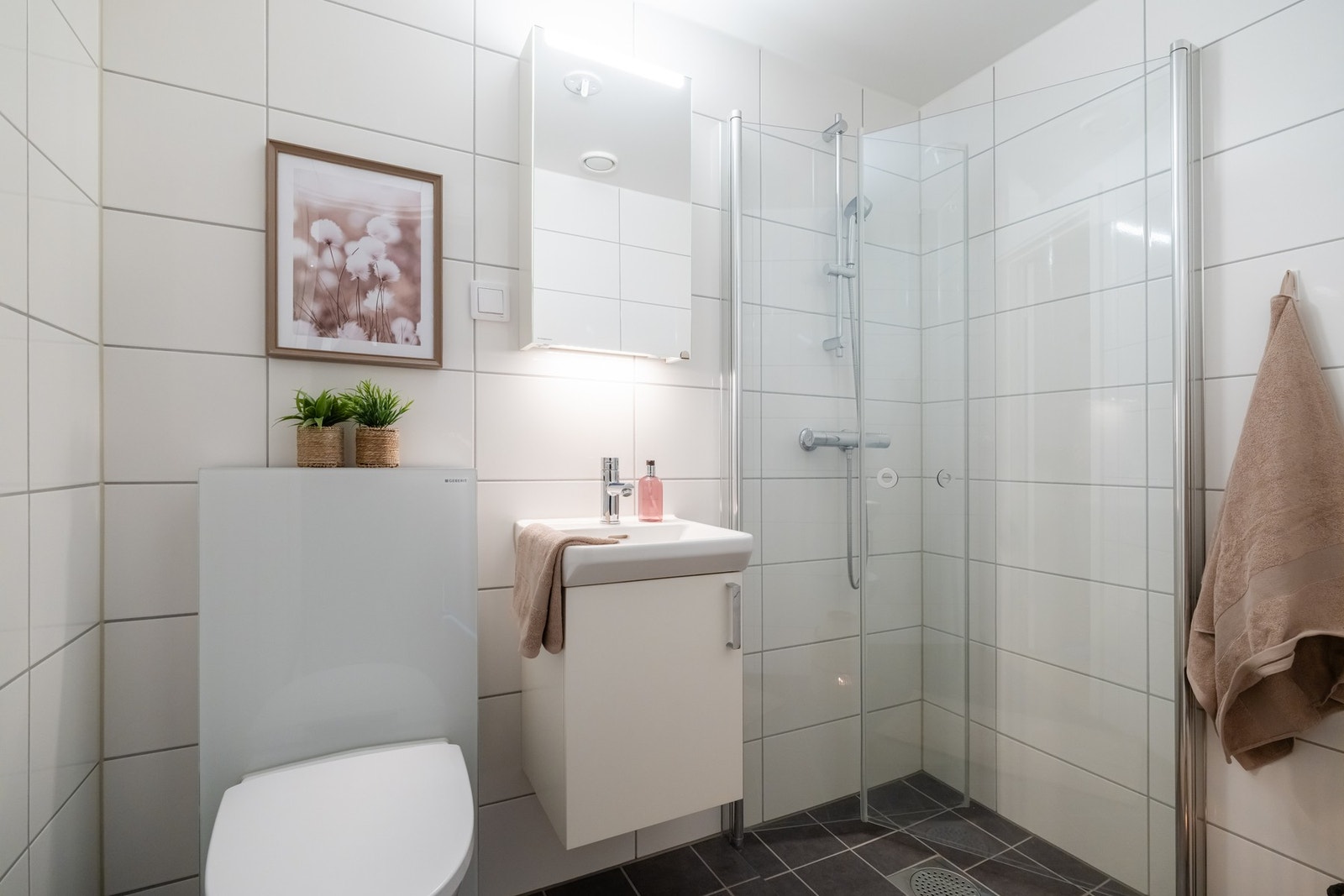 Det andre baderommet er også innredet med servantinnredning, speilskap, toalett og dusjhjørne. Galleribilde