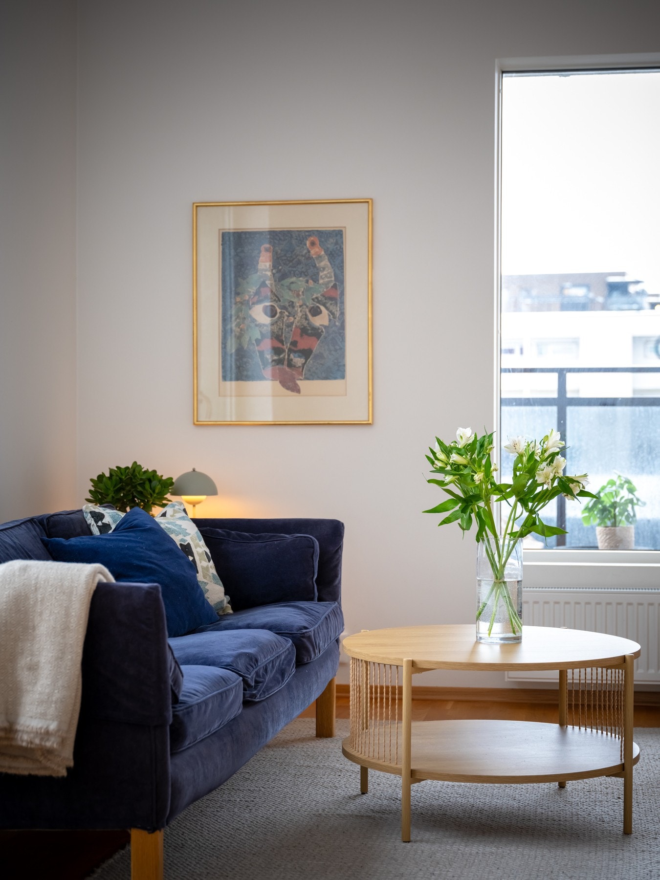 Stuen har god plass til sofa, salongbord og mediemøblement. Galleribilde