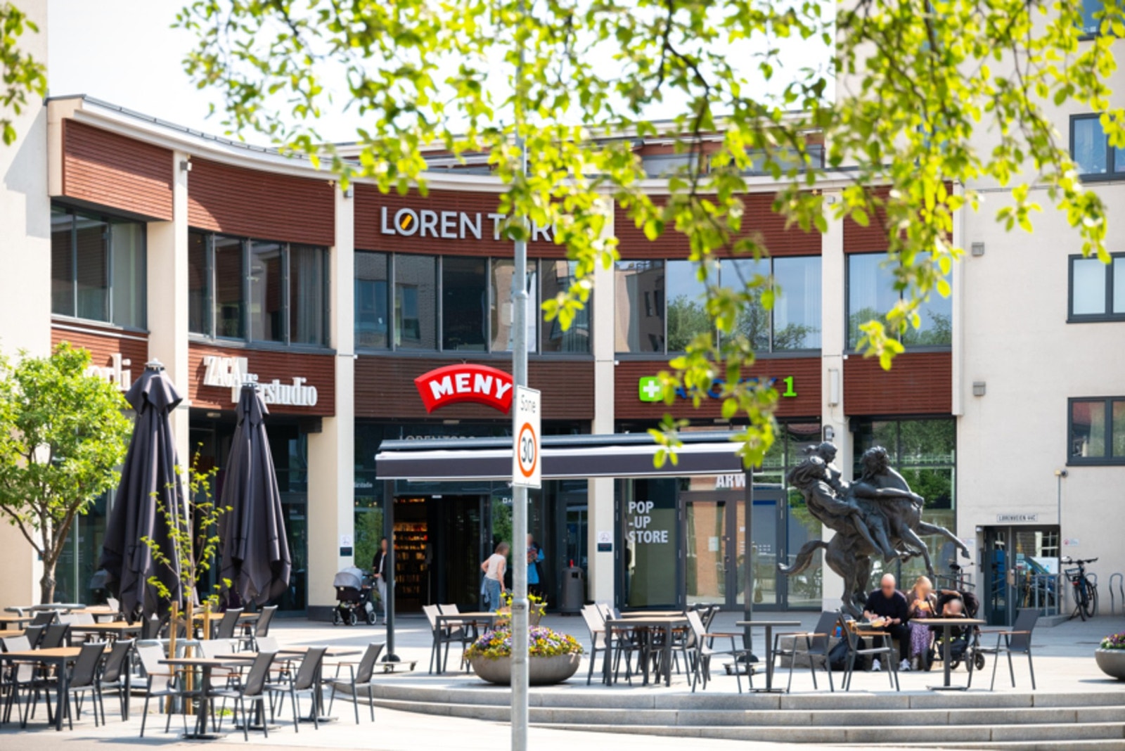 Løren Torg med blant annet en stor meny, apotek og flere gode spisesteder. Galleribilde