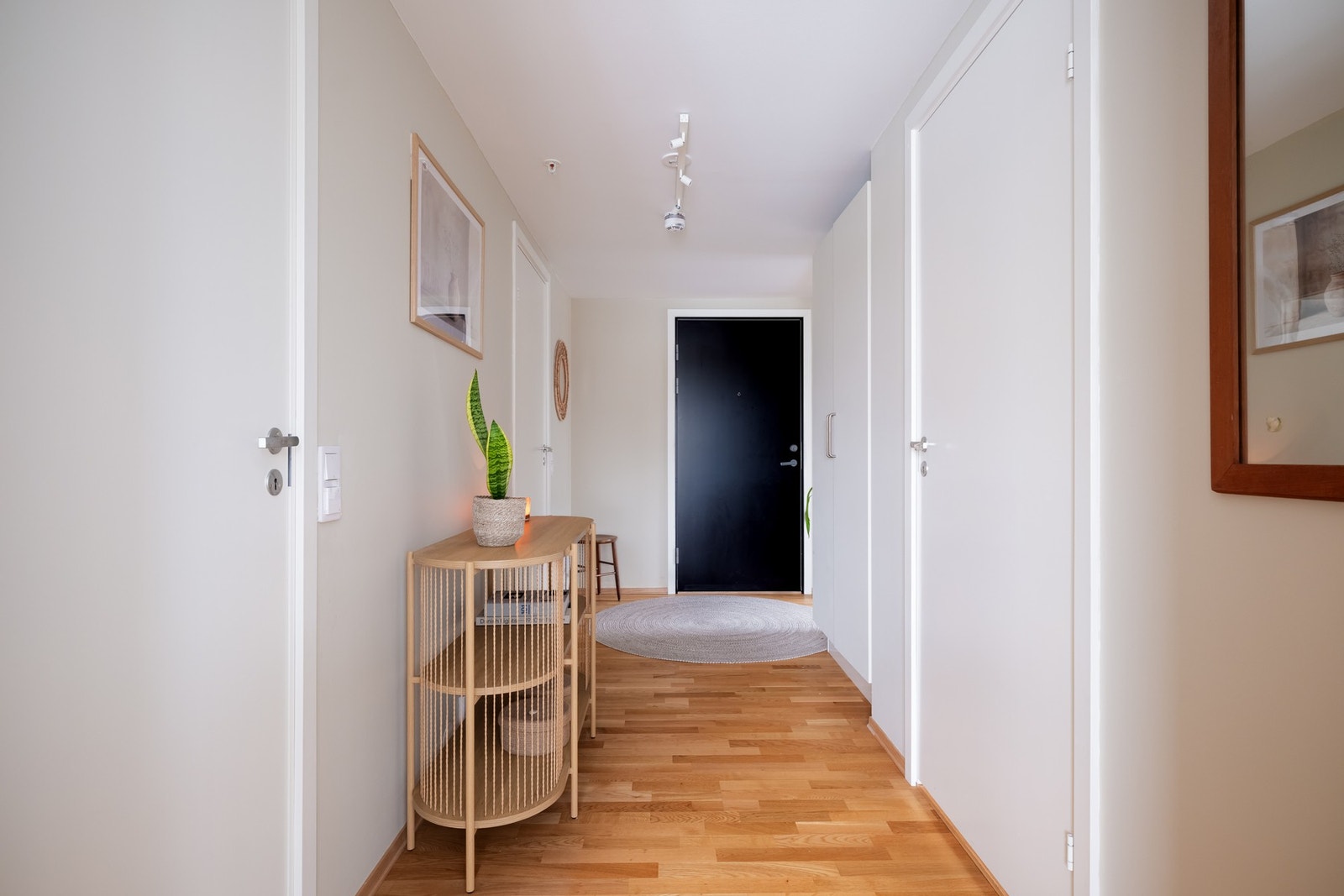 Her får du en lys og pen entré med plass til knaggrekker, kommode og speil. Galleribilde