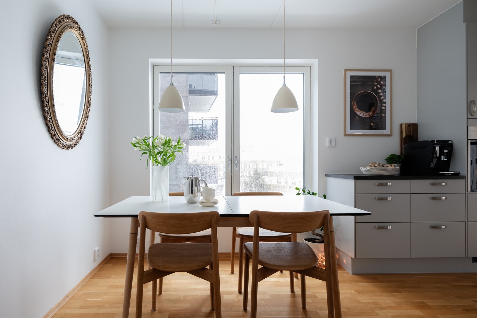 Ved vinduet er det god plass til et langbord. Galleribilde