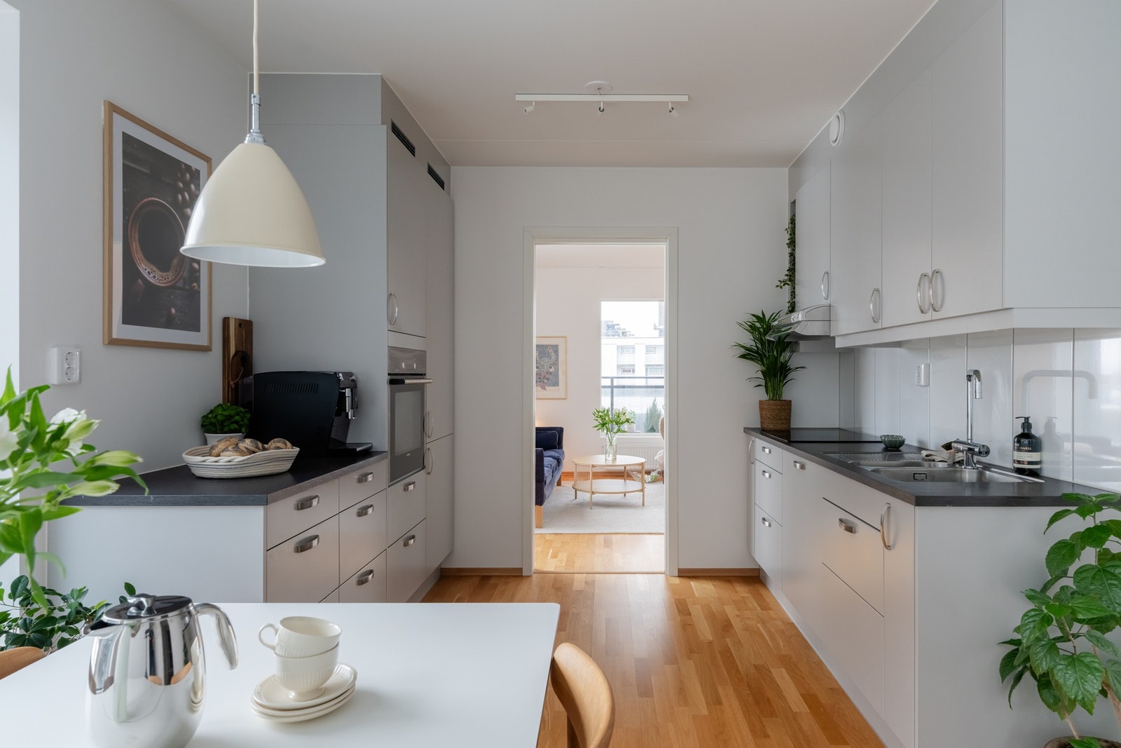 Marbodal-kjøkkenet er godt utnyttet med mye skap, skuffer og benkeplass. Galleribilde