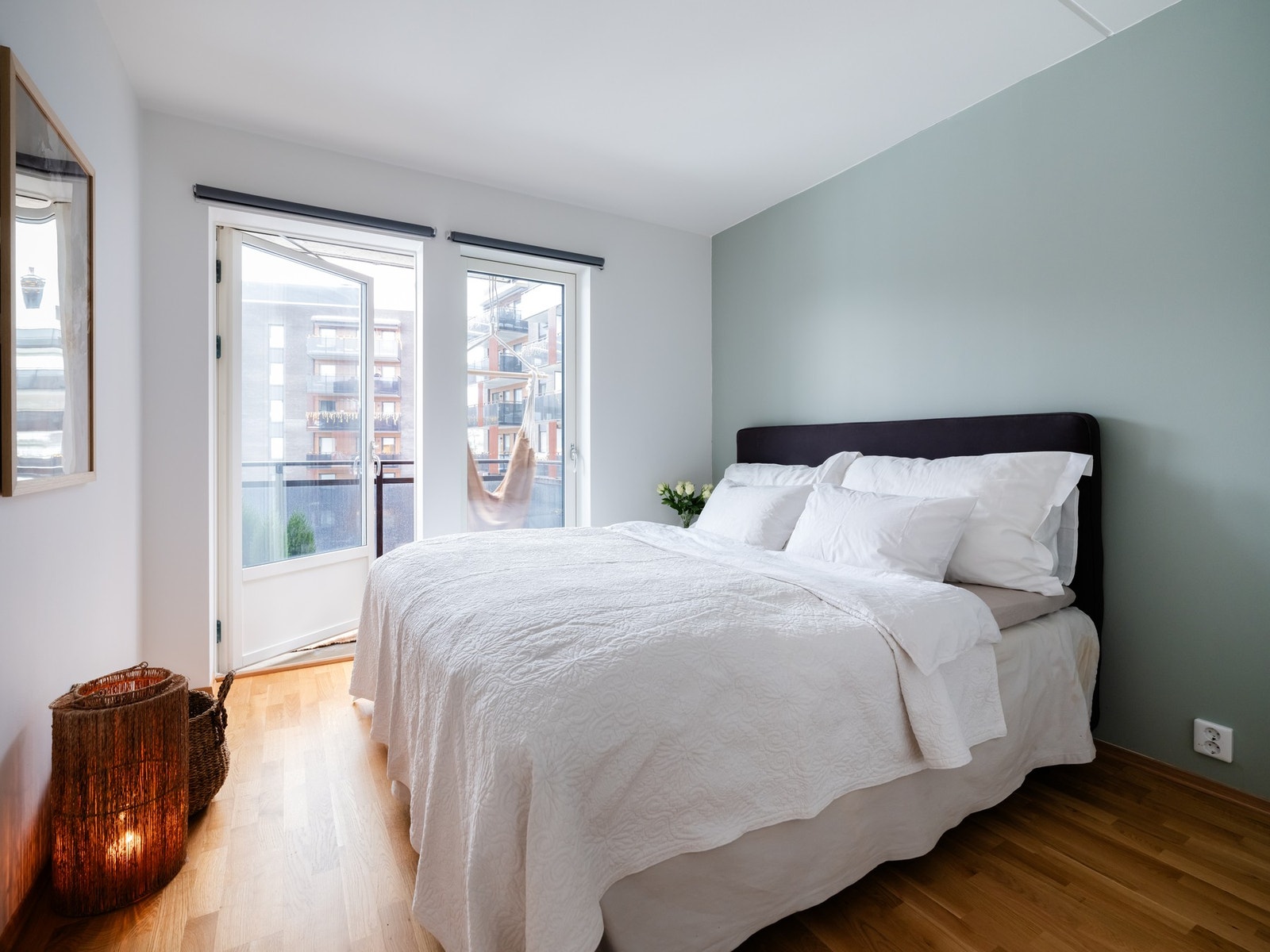 Boligens hovedsoverom er av god størrelse og har utgang til den andre balkongen. Galleribilde