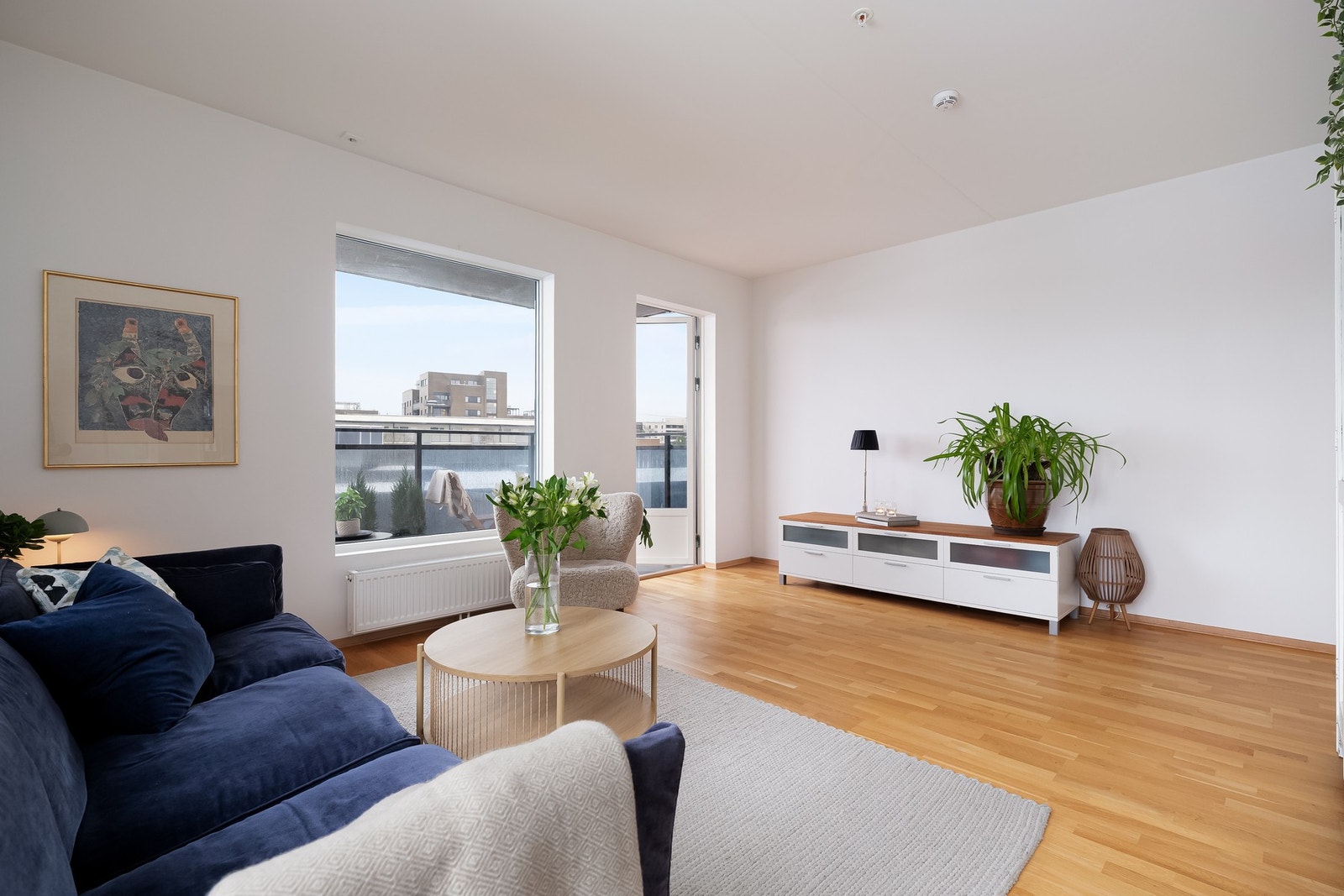 Innvendig får du en lys og romslig stue. Galleribilde