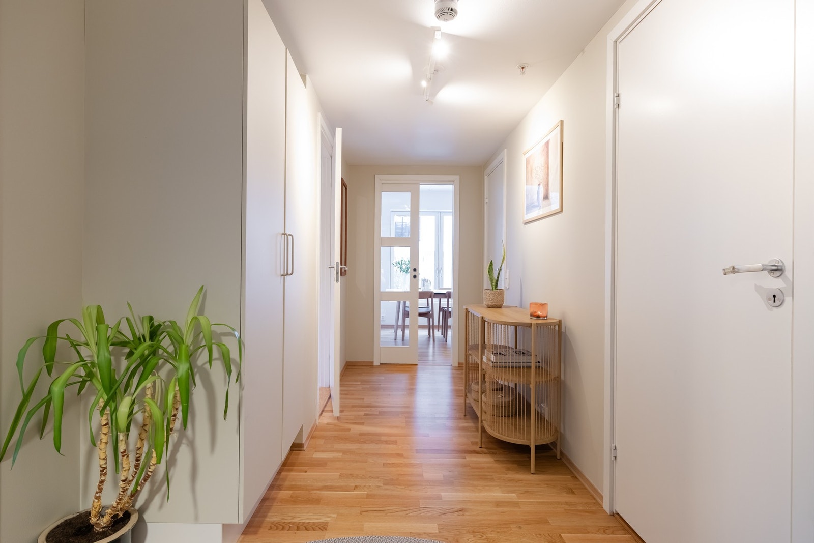 Garderobeskapet medfølger. Av ekstern lagring følger kjellerbod på 5 kvm. Galleribilde