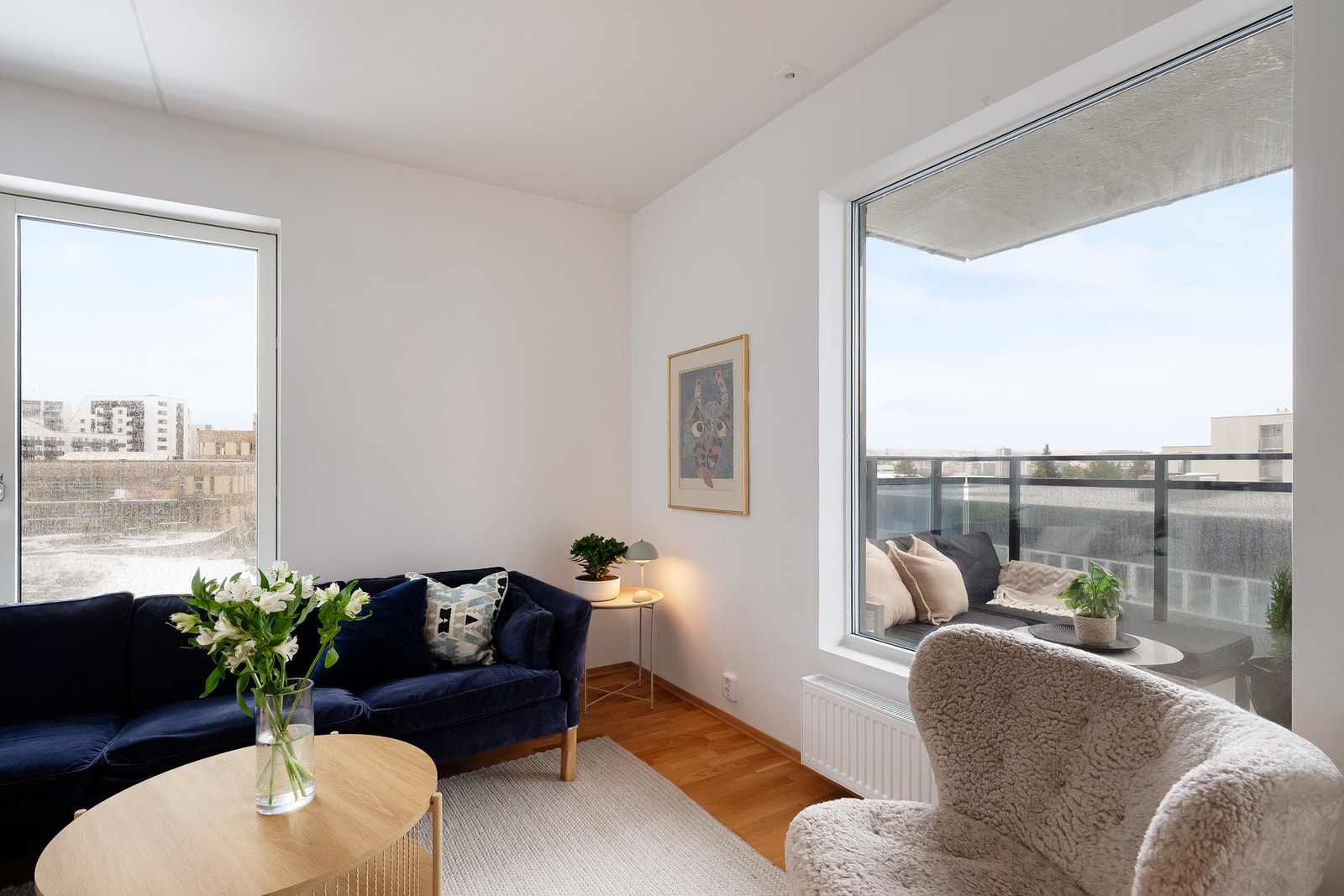 Store vindusflater fra to sider gir godt med naturlig lysinnslipp. Galleribilde