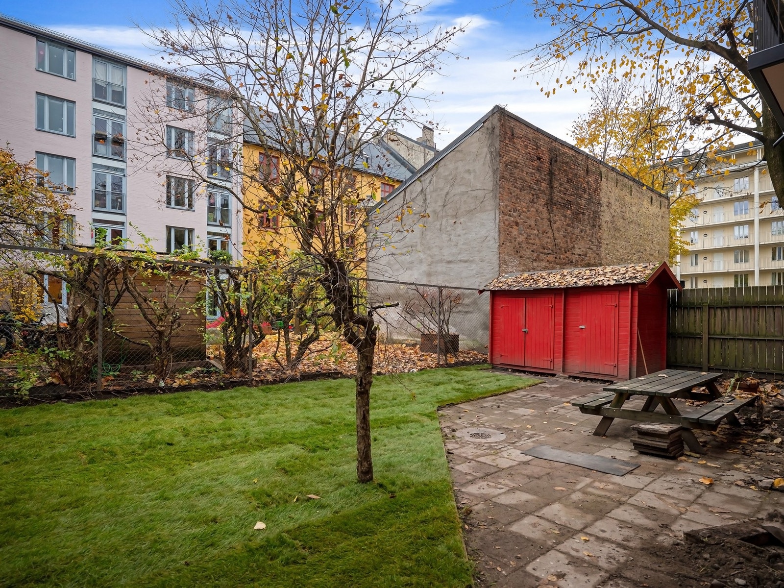 Nydelig, oppgradert bakgård i 2025 med ny plen og sittegrupper. Fellesarealene er også vesentlig oppgradert i 2025. Galleribilde