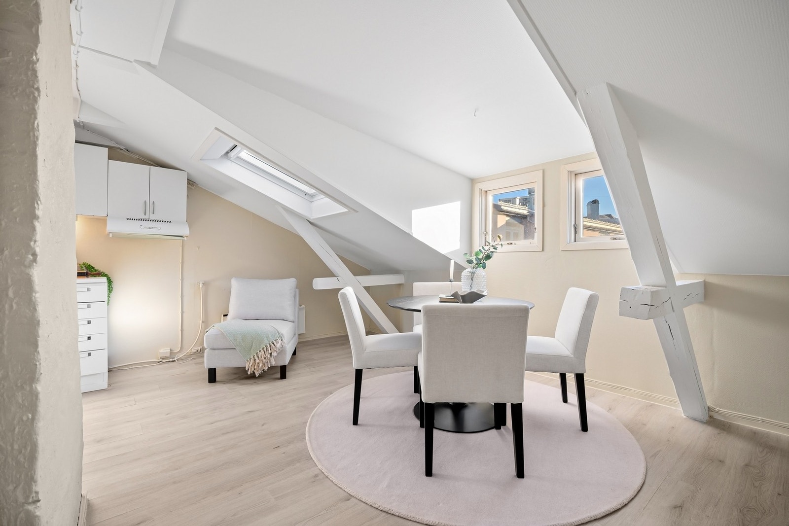 Alle veggflater er malt i delikate fargetoner i 2025. Galleribilde