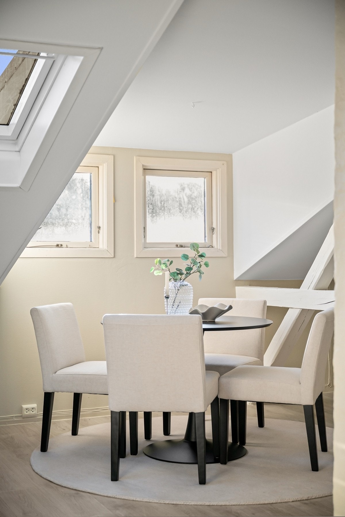 Planløsningen er åpen og sosial. Det er enkelt å innrede med både sofagruppe og spisestue. Galleribilde