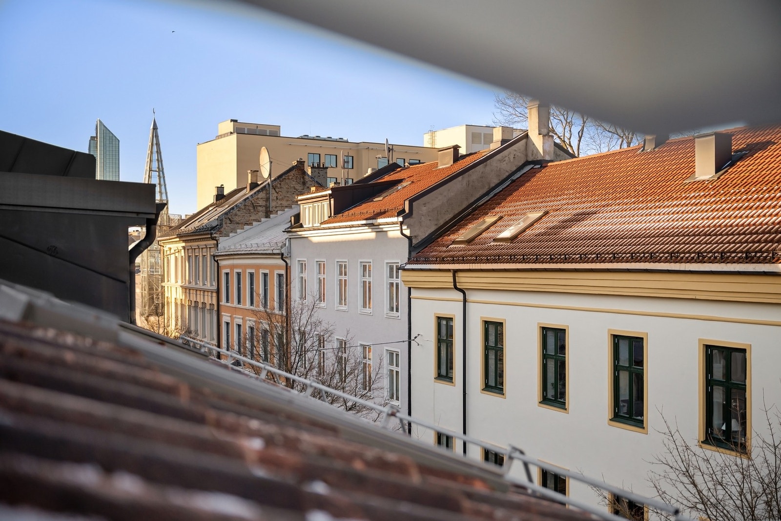 Flott utsyn mot vakker bygårdsarkitektur. Galleribilde