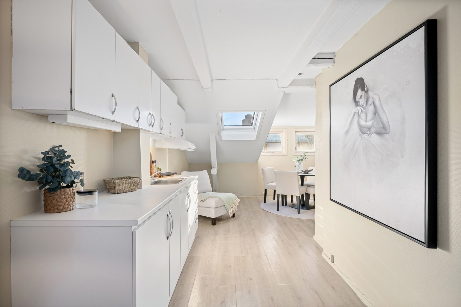 God planløsning med luftige oppholdsrom og god flyt mellom de sosiale sonene. Galleribilde