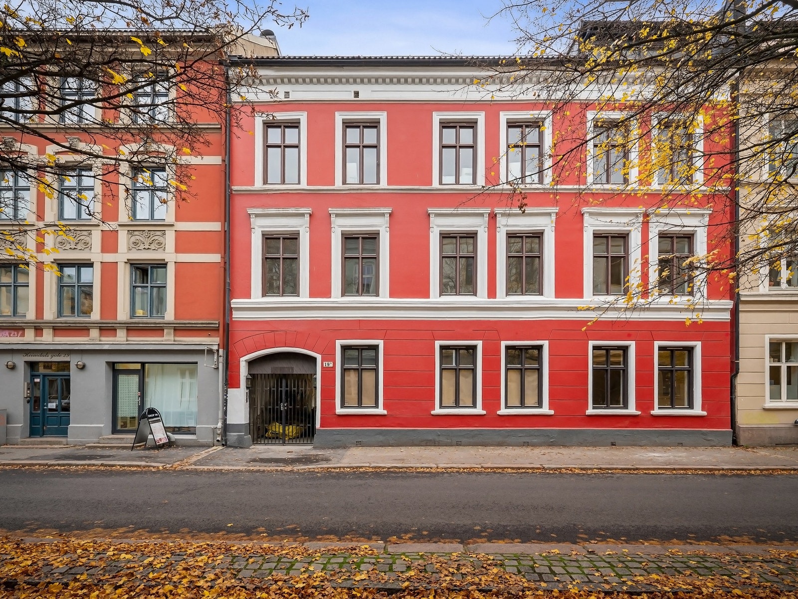 Vakker, klassisk bygård fra 1892. Portrom, oppganger, tak/piper og bakgård, brannsikring m.m er oppgradert i oktober 2025 Galleribilde