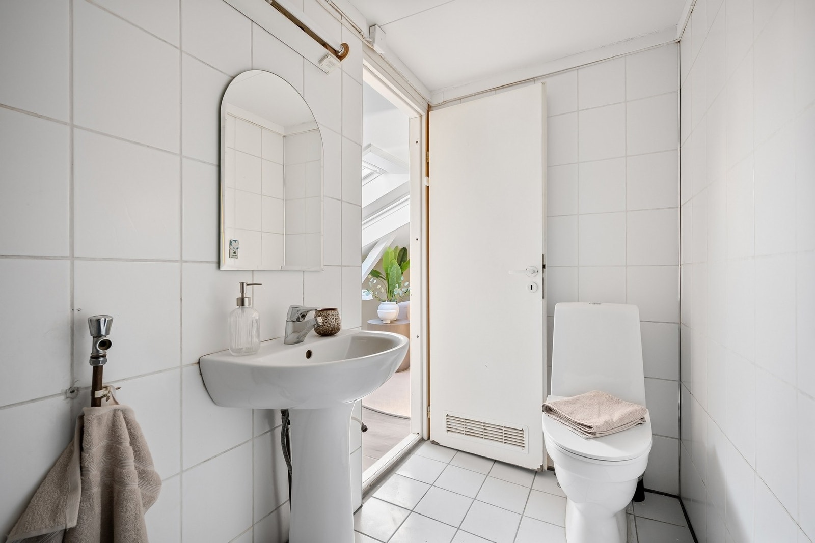 Varmekabler i gulv (ikke funksjonstestet). Kjøper oppfordres til å funksjonsteste varmekabler ved besiktigelse. Galleribilde