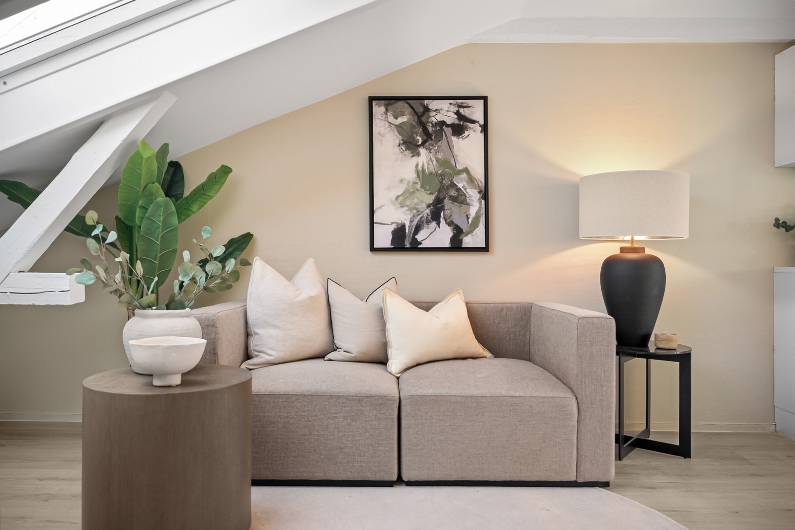 Nymalte overflater og tidsriktig énstavsgulv. Galleribilde